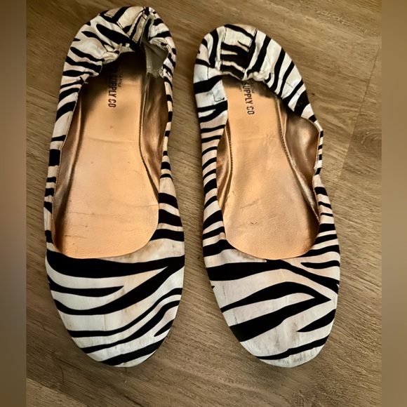 Women’s size 8 Mossimo zebra stripped flats - Picture 2 of 5